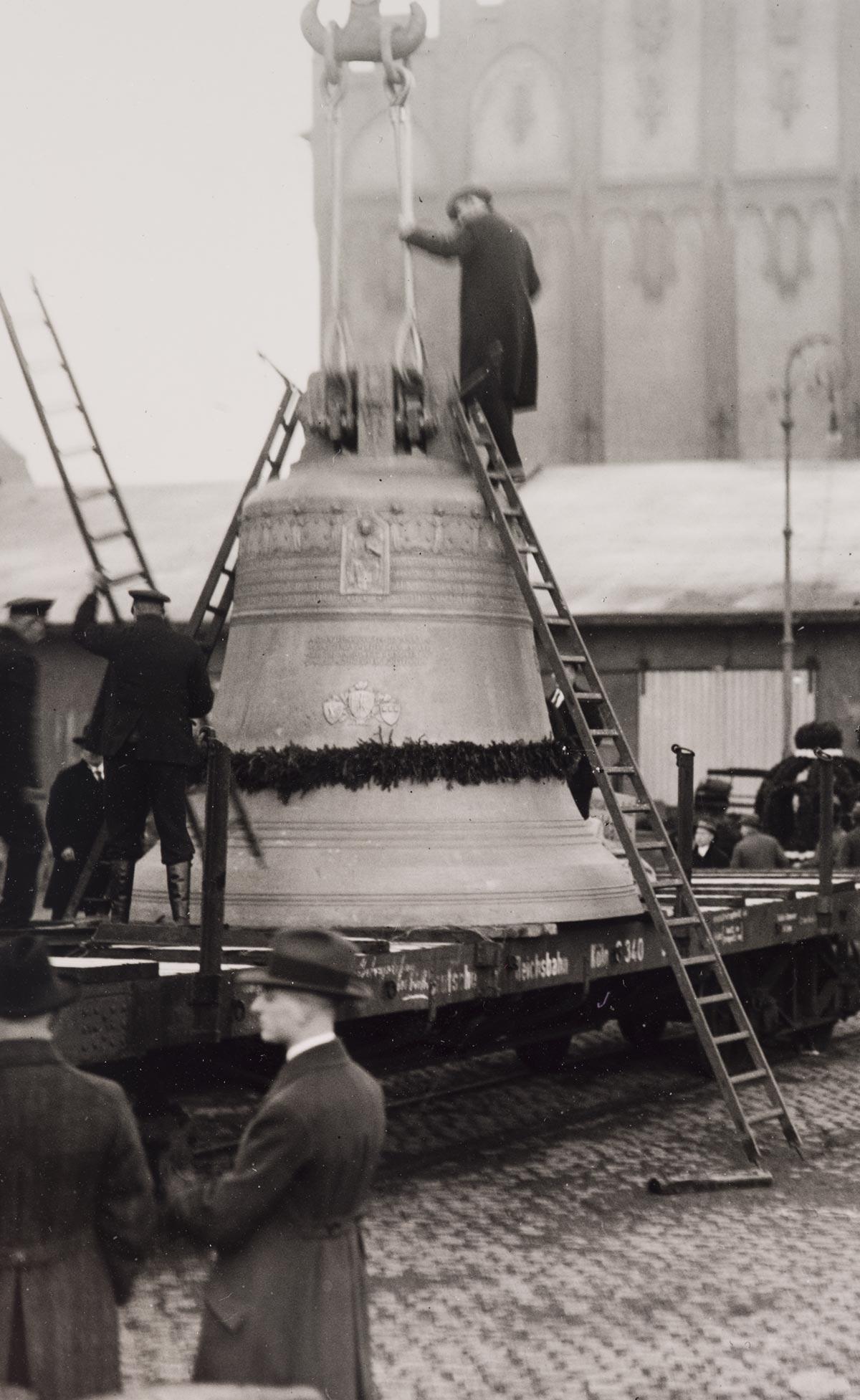 Am 14. November wird die Glocke mit Hilfe des Herkuleskrans im Kölner Rheinhafen auf einen Wagen verladen.